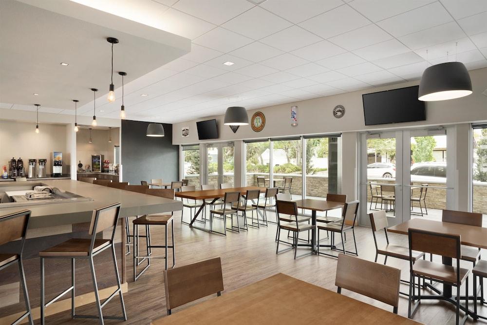 Western Peppertree Civic Center Hotel
