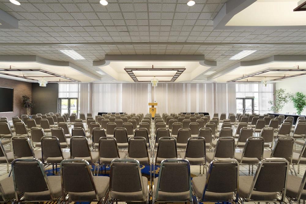 Western Peppertree Civic Center Hotel